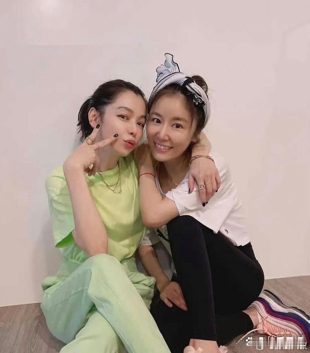 林心如和徐若瑄合照，看起来都像小姑娘 