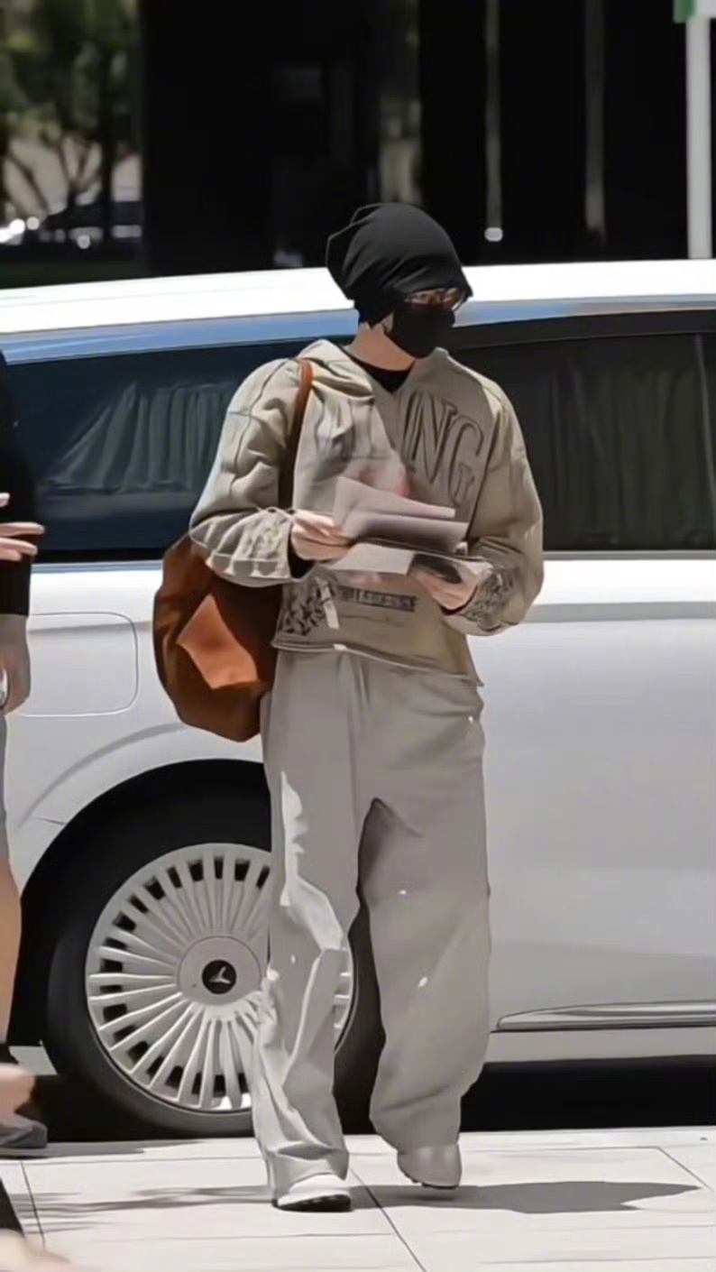 侯明昊发雀骨宣传单捕捉到线下派发宣传单的侯明昊真心想问小侯大热天穿这么多层不会闷