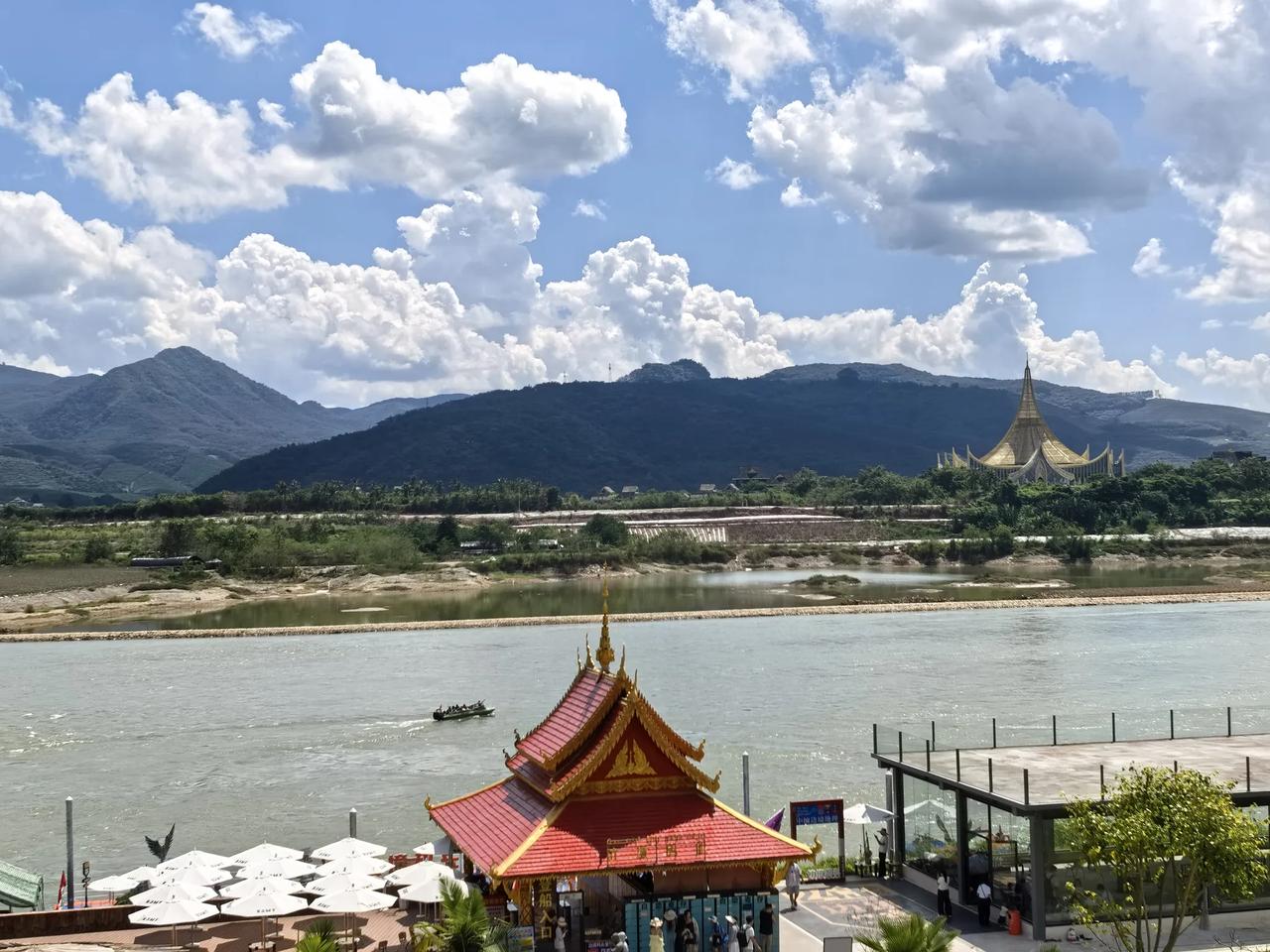 游云南西双版纳傣族园（六）
西双版纳是祖国大陆最南边的地方，傣族园靠近缅甸和老挝