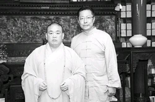 李阳曾经家暴过老婆，但看他和释永信的合影。作为和尚的释永信面相看起来比李阳要凶多