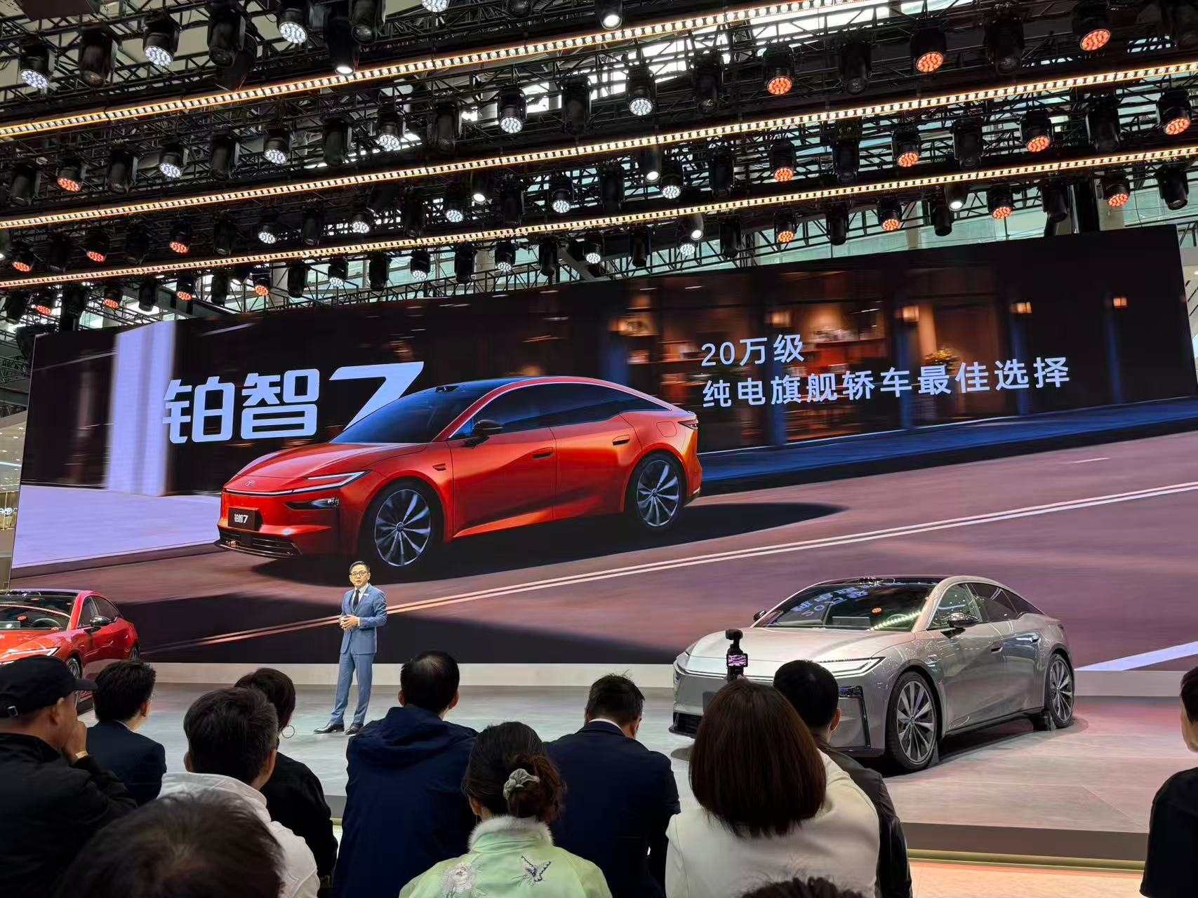  2025年广州车展，20万级的新能源汽车可以说杀疯了。我想说，那些买车等等党，