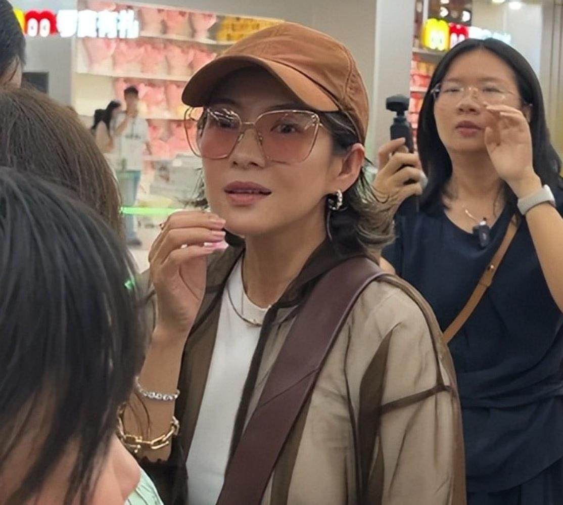 章子怡白发被偶遇，

不染黑反而比精修图更有劲

章子怡这次被拍到白发，我反倒觉