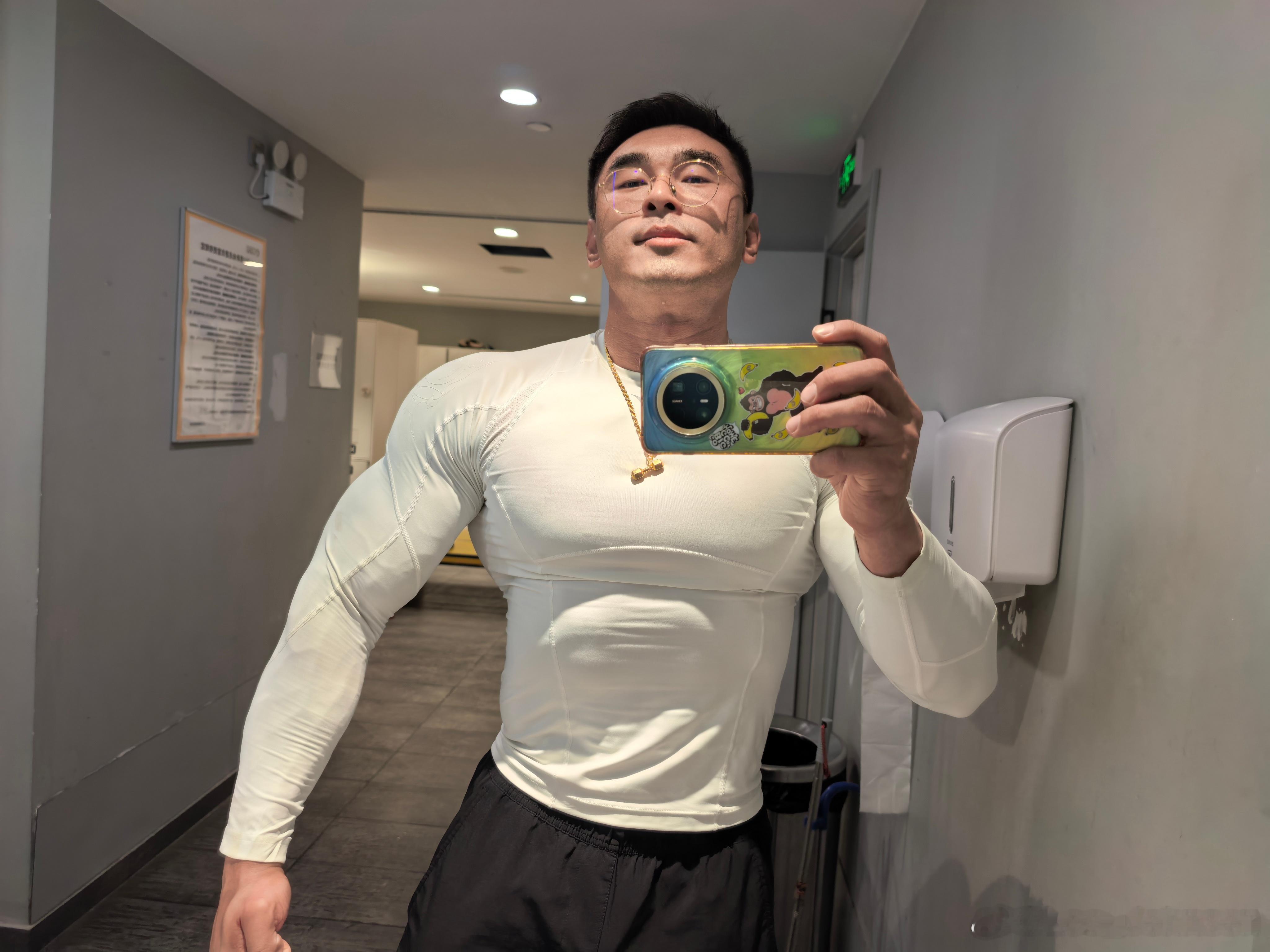 这件衣服设计细节很多，但就是不仔细看看不出来[微笑] ​​​