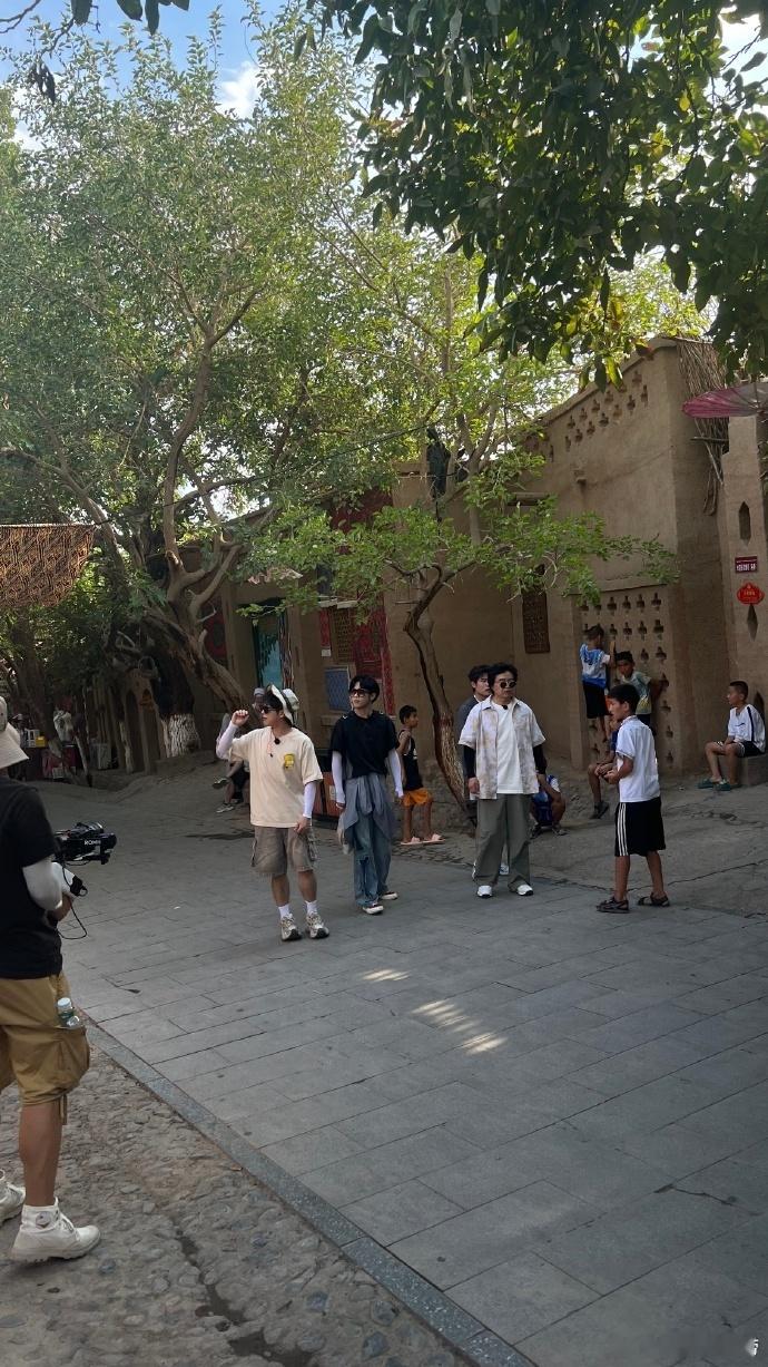 #吐鲁番偶遇十个勤天# 是谁羡慕了我不说[泪]现在飞去吐鲁番还来得及吗 ​​​[