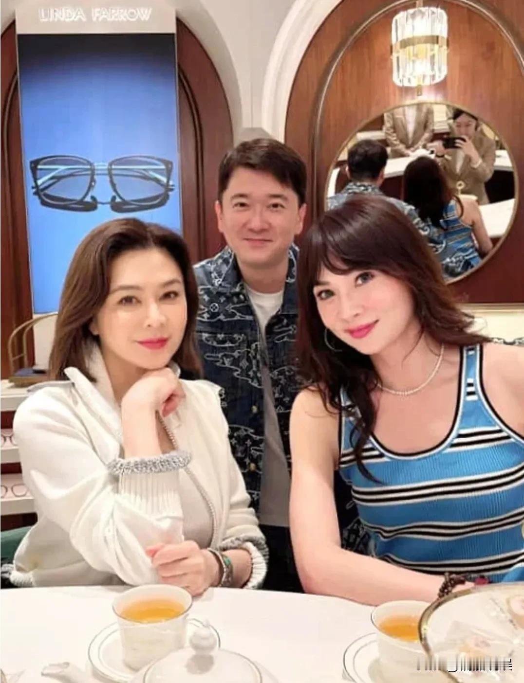 63岁的关之琳，现身朋友的眼镜店，她一头短发染成了褐色，身材纤瘦胸部饱满，肤色很