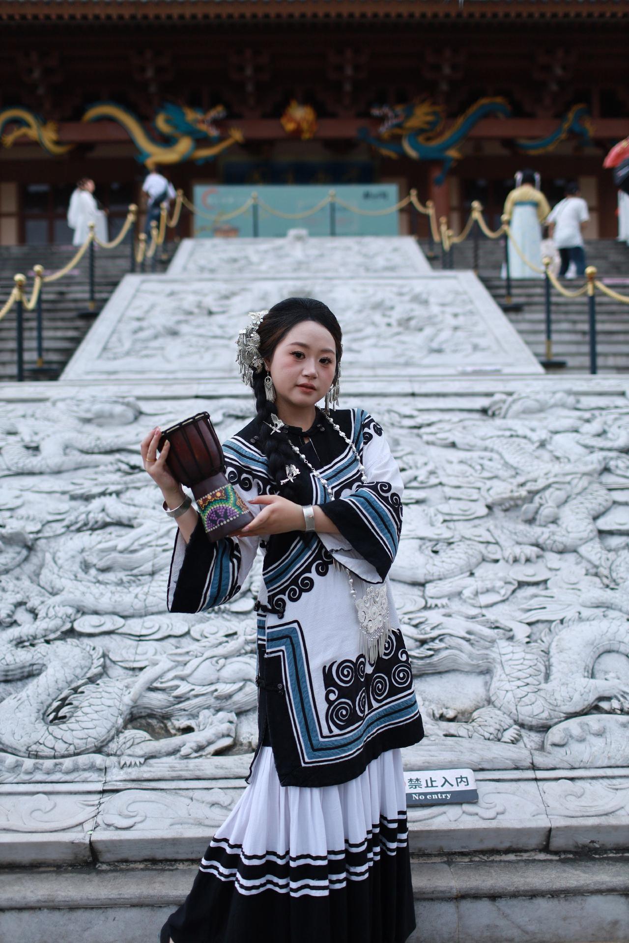 在古镇没有太阳的黄昏。女子姗姗而来。随便摆了几个动作，拍了几张。古城民族服饰 古