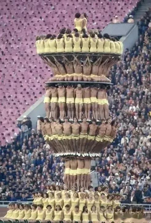 1980年，莫斯科奥运会开幕式上，多层演员方阵，进行层层叠加的一幕，委实震撼，但