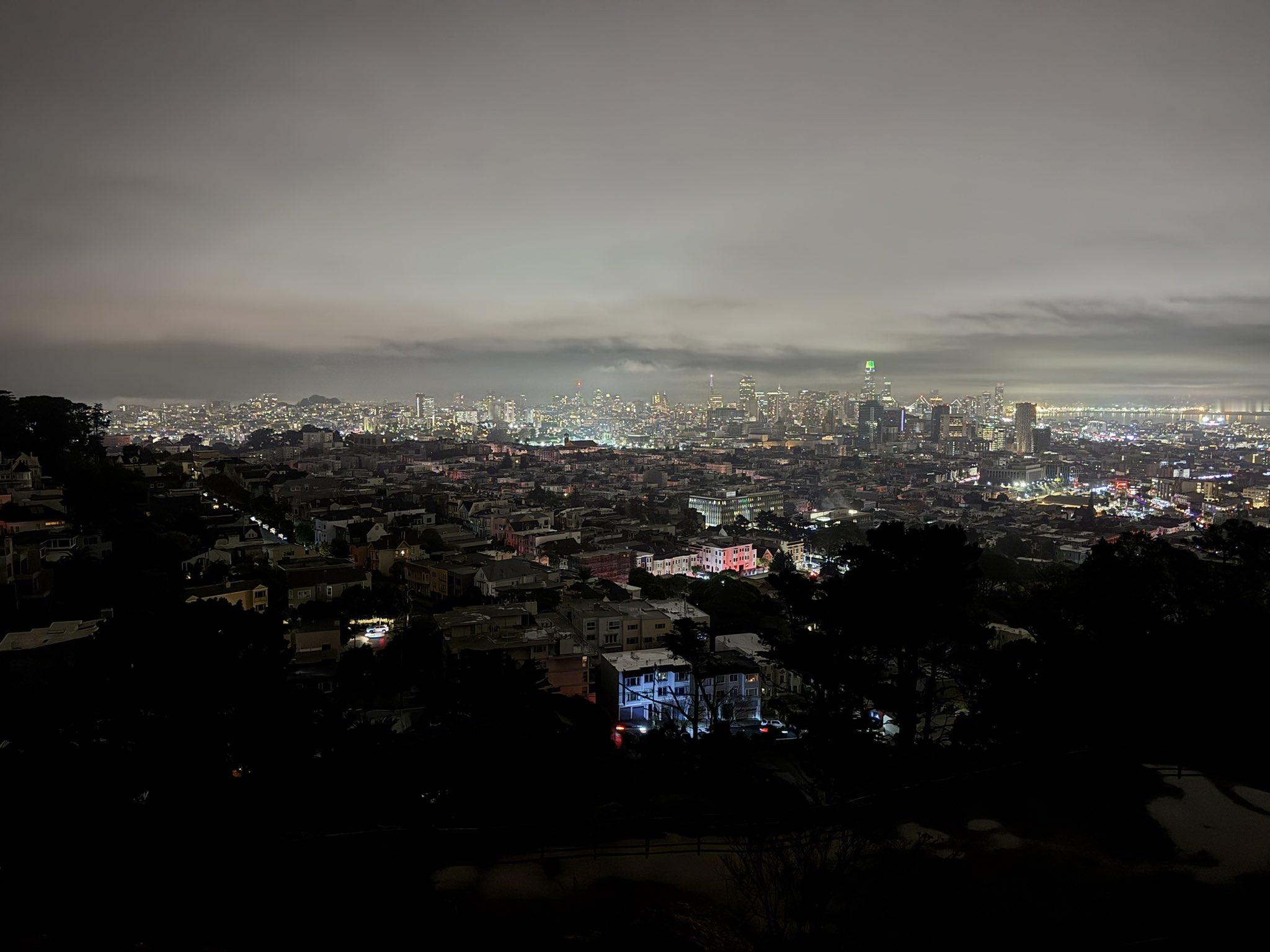 🔻站在高处，一览停电的旧金山。🔻via Tyler Brown热点现场海外新