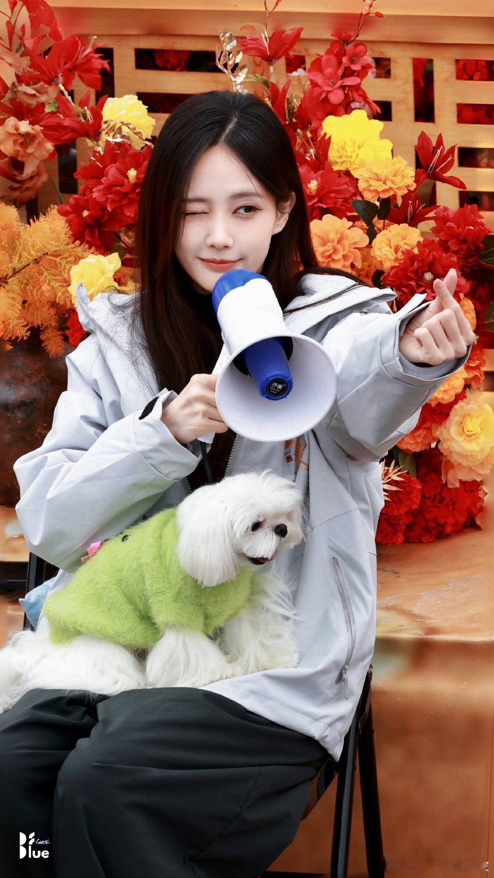 李一桐《金枝》今日开机同框路透 ，状态超好的姐姐啊！ 