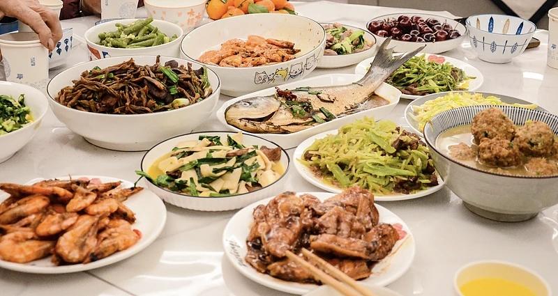 【所谓和睦，不过是少一些计较谁对谁错，多一分心疼谁苦谁累；所谓福气，也不过是灯下