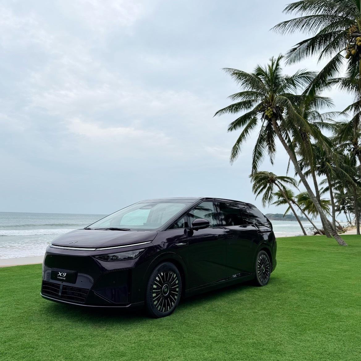 许久不见的老同学拖家带口来玩，见面的第一眼俺就发现了他的 小 鹏 X9。俺俩隔空