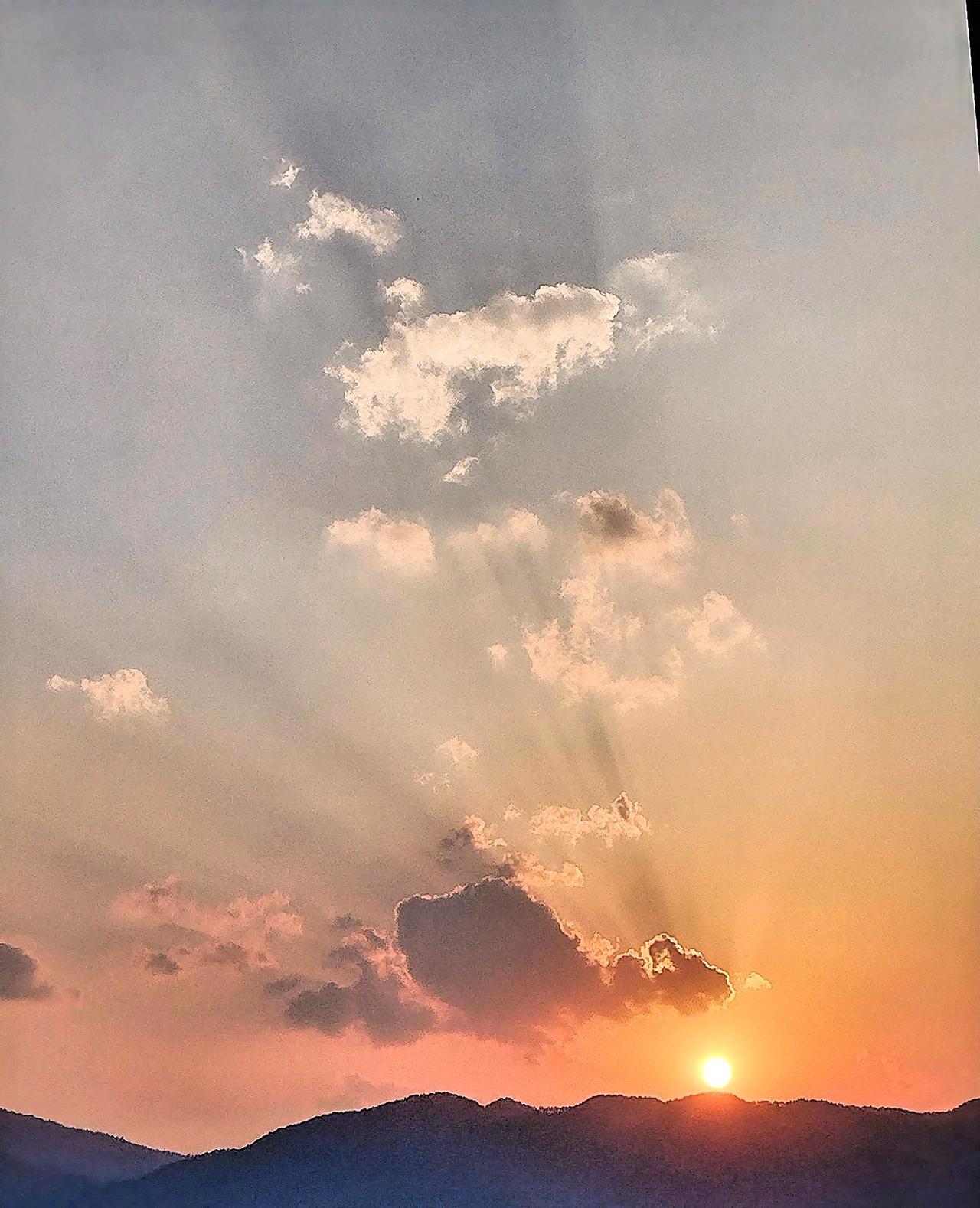 今天又看到了久违的夕阳景色，手机抓拍，愉快满满。