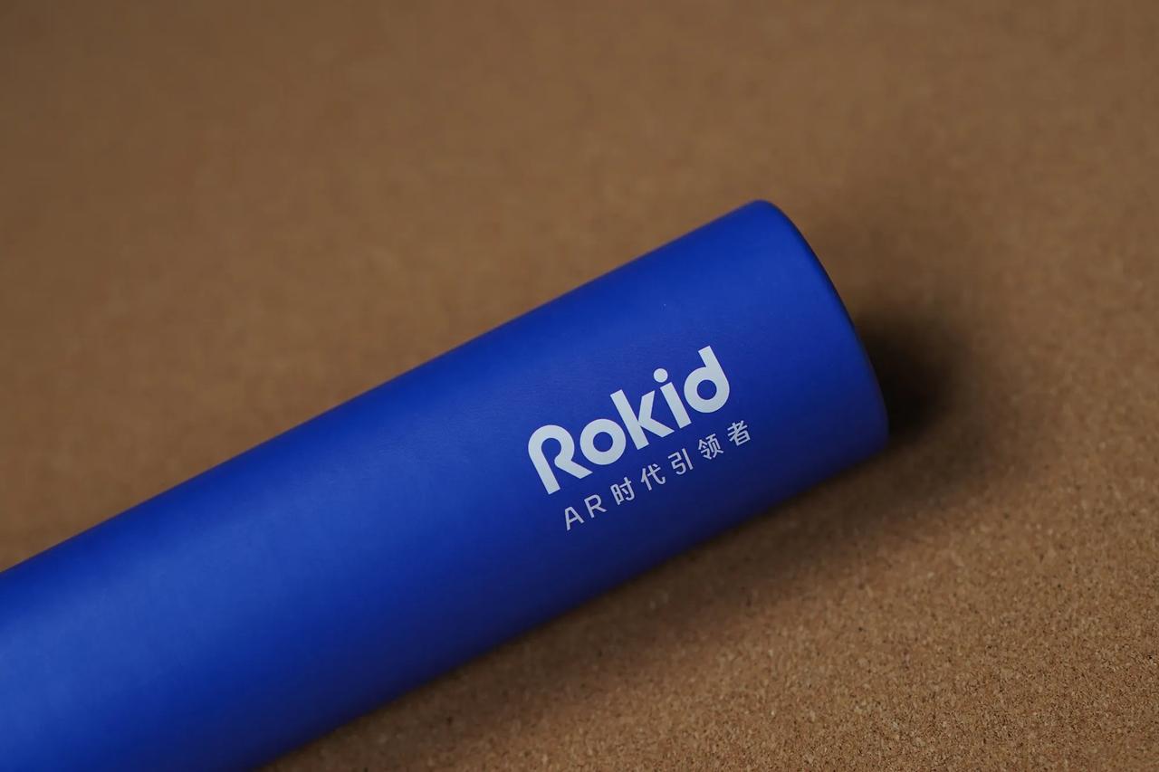 收到Rokid发布会邀请函
​是一把扇子，手机扫码就有发布会信息
​确实很AR，