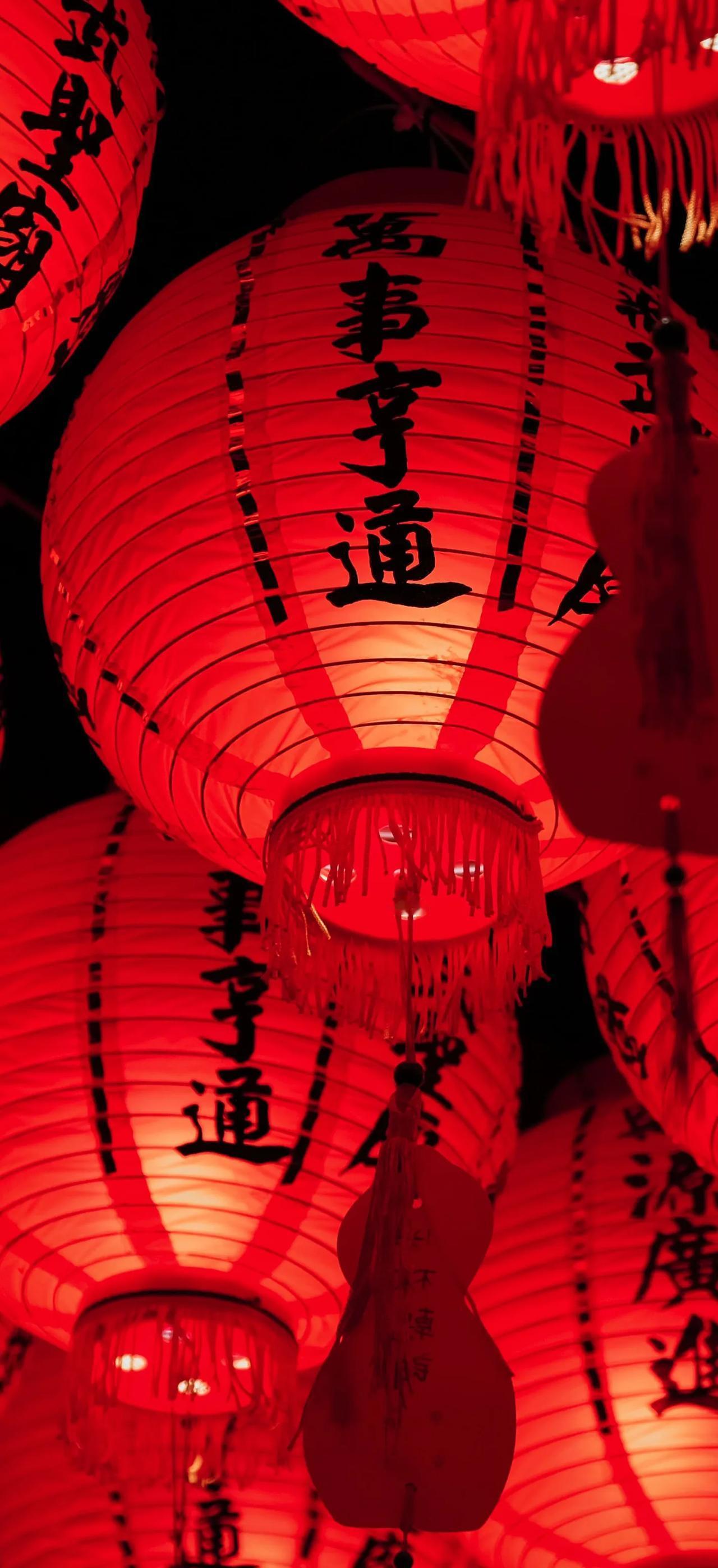 #天南地北大拜年# 一起领红包>

灯笼咏
文/何凌风

除夕良日亮堂堂，户户高