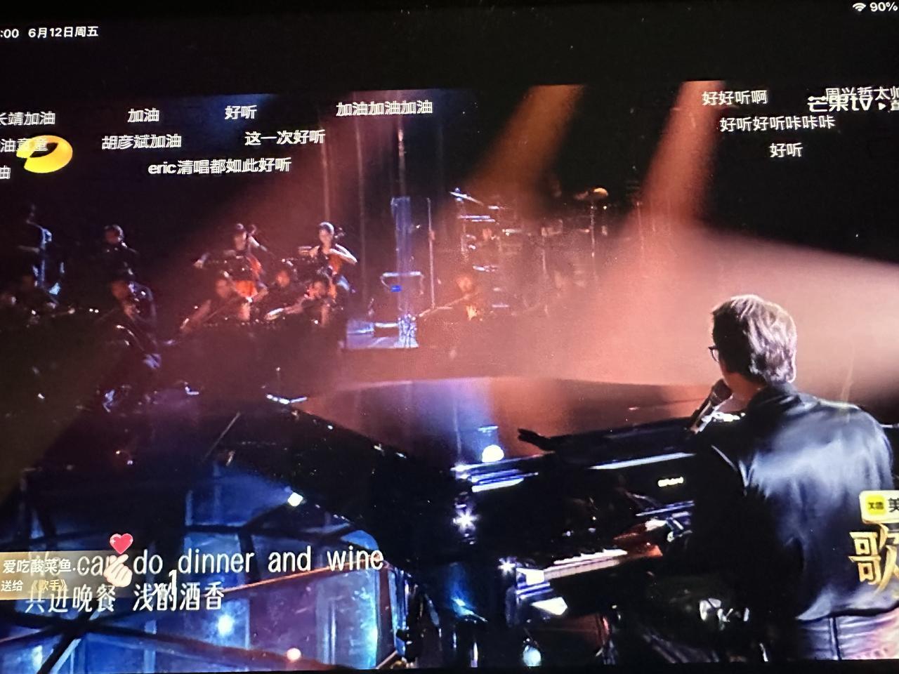 今晚歌手直播“开路先锋”吉吉或许成为“首轮祭品”。
虽然他唱得倒是挺稳，嗓音松弛