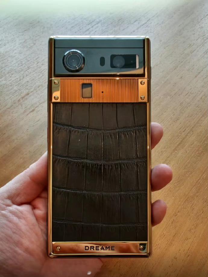 俞浩晒追觅手机实物照如果有一天追觅真的出了手机你会买吗就目前来看追觅的手机外观选