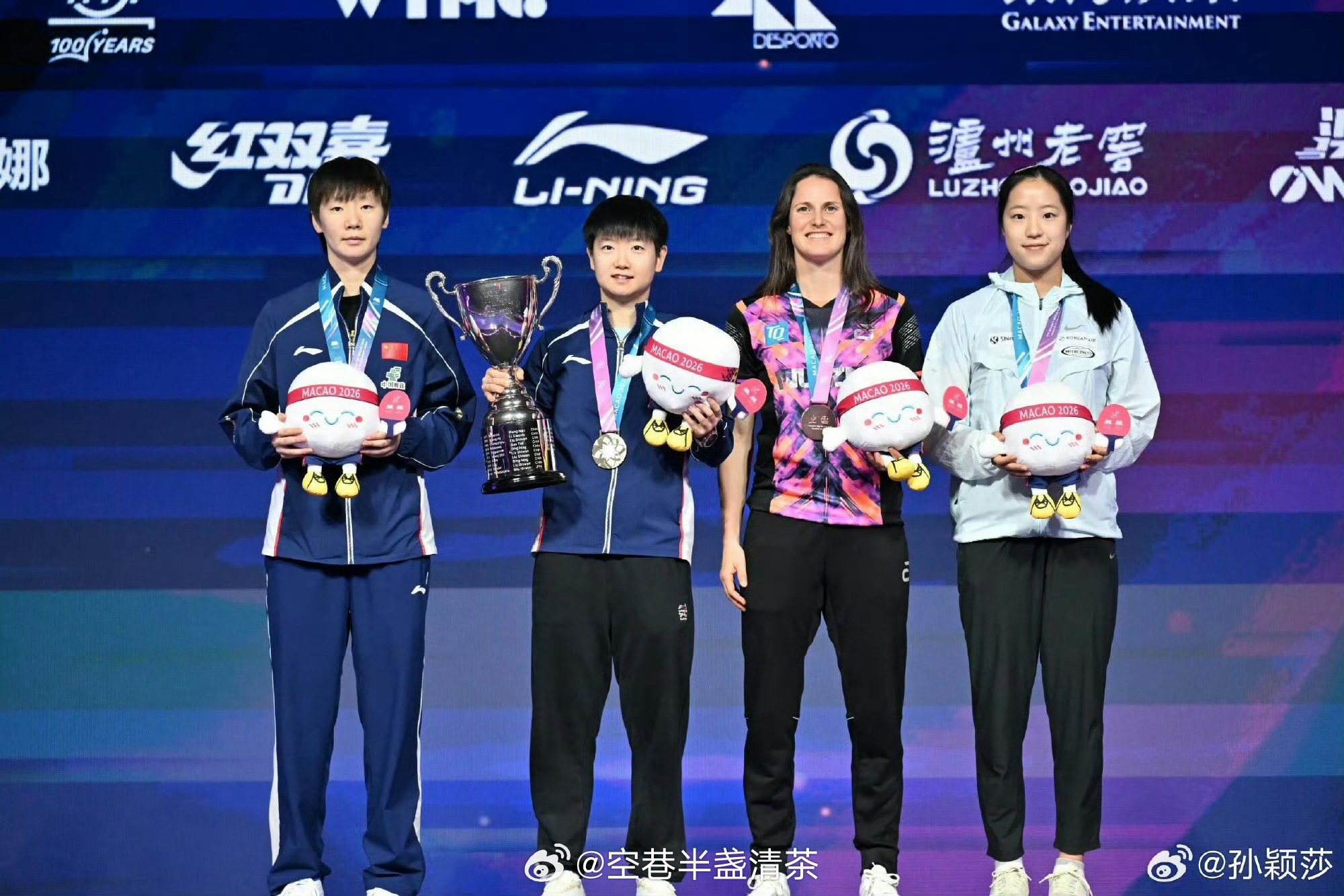 孙颖莎在每张大合影中都笑的不一样软萌可爱大眼妹孙颖莎的笑容很治愈