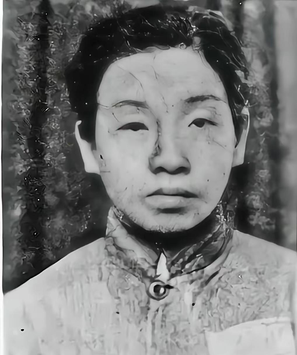 渣滓洞监狱中，特务给女共产党员邓惠中上老虎凳时，无意中碰了一下她的脚底板，邓惠中