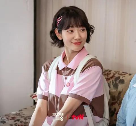 朴信惠回归啦！。新剧《卧底洪小姐》变身职场迷糊菜鸟，卷卷短发超可爱～  朴信惠在