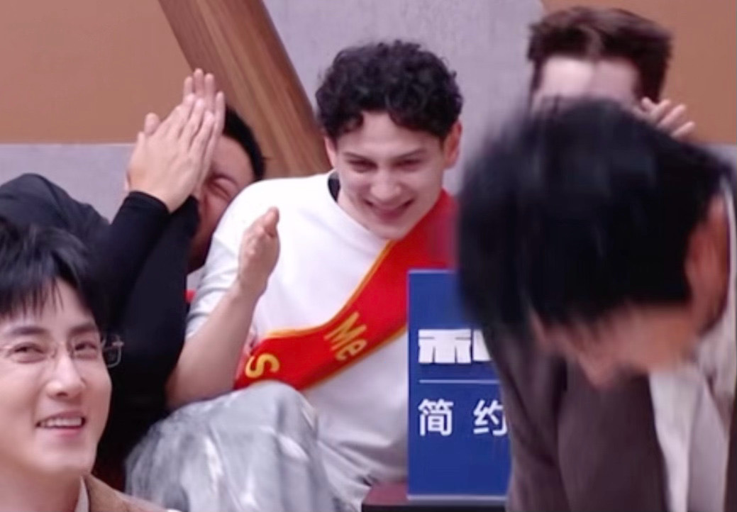 艾热和道明寺撞造型了 复古氛围感造型！艾热头巾造型出圈，和道明寺的风格意外契合，