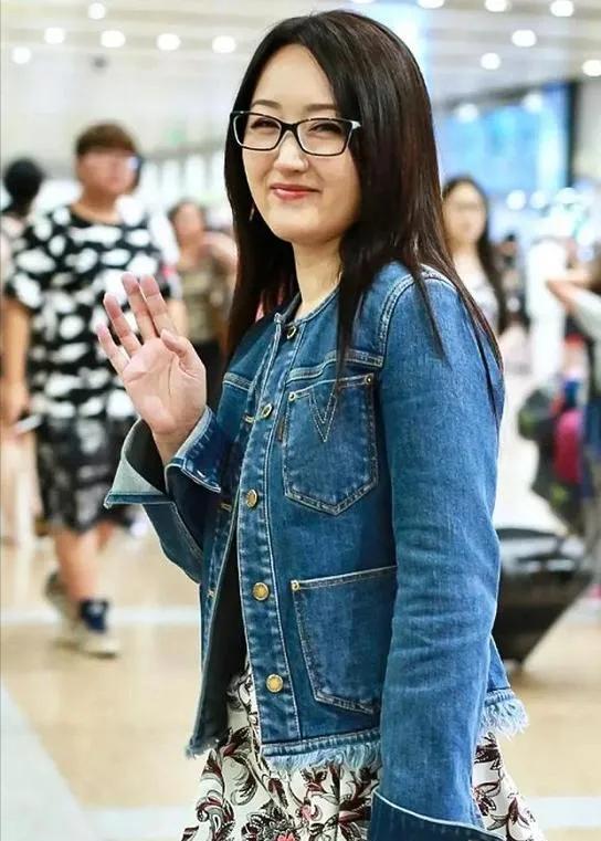 被杨钰莹嫩到了！🧀牛仔外套+印花裙这对早春王炸组合，被她狠狠拿捏了。
休闲与温