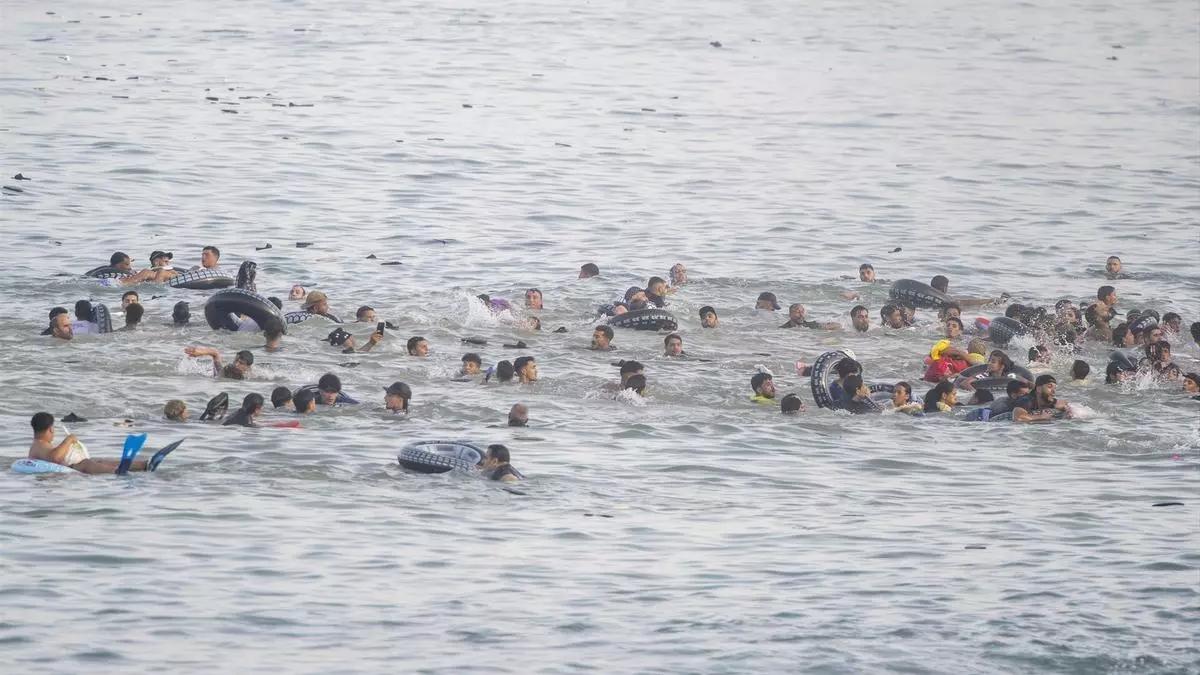 摩洛哥移民蜂拥进入西班牙，一开始我还在想，这些人游泳太厉害了，竟然游到了西班牙，