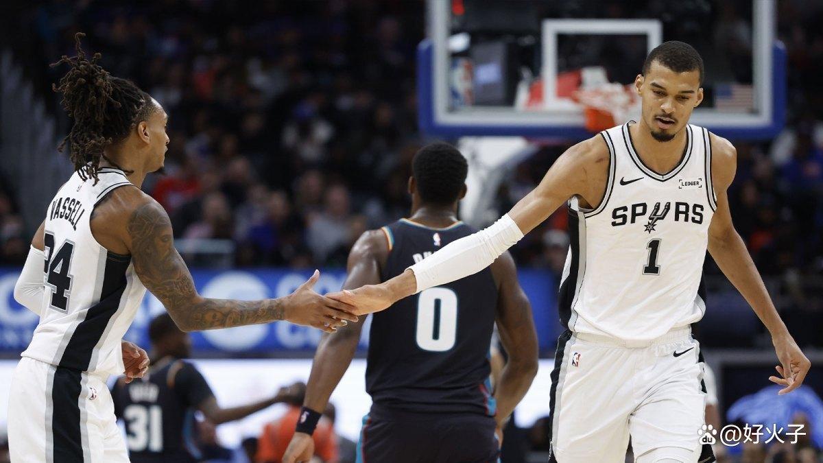 文班亚马21分17板6帽，数据栏填得满满当当。马刺队史第三人，名字和邓肯、罗宾逊