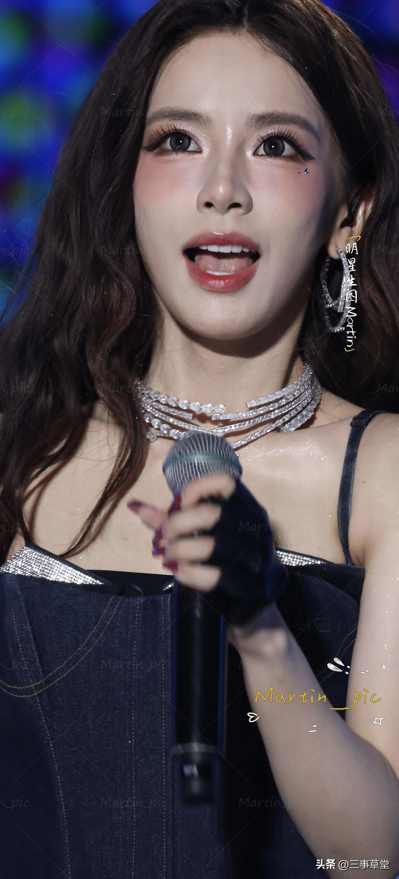 迅猛龙抖音游园会舞台生图
闺蜜迅猛龙今天就这样美翻全场！！门面担当！