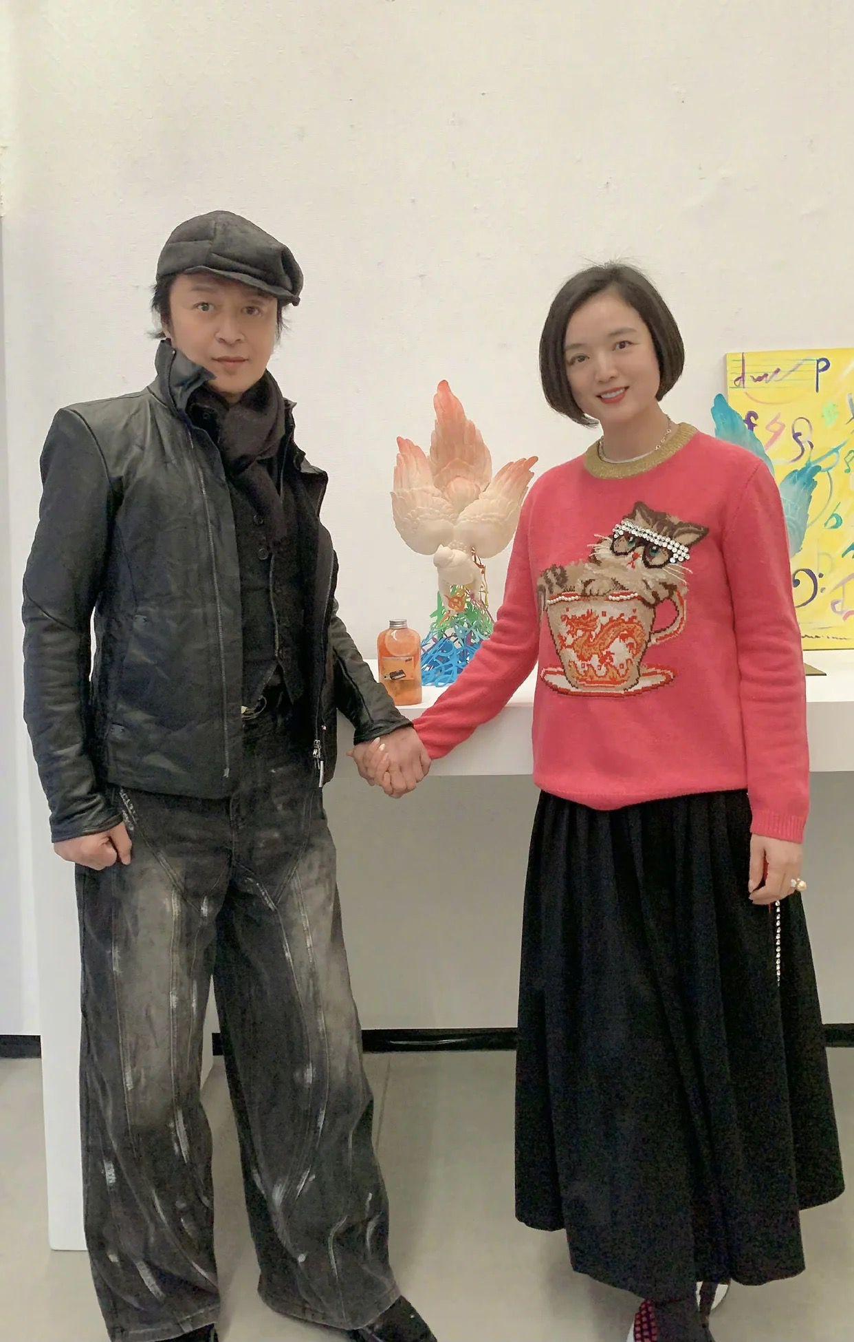 真没想到当年火爆我国的肌肉男星老了之后竟然越来越女性化，这知道的还能勉勉强强的认