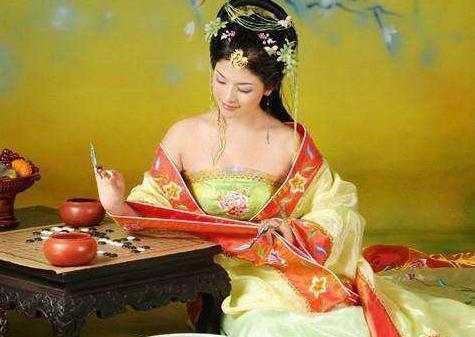 一入风尘，便是万劫不复的深渊，尊严、身份尽数剥离，仅余一副皮囊换取苟活。

官妓