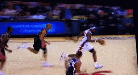 罚球线扣篮闪耀扣篮大赛！NBA的扣篮大赛吹的太过了！一个罚球线内一大步都可以夺冠