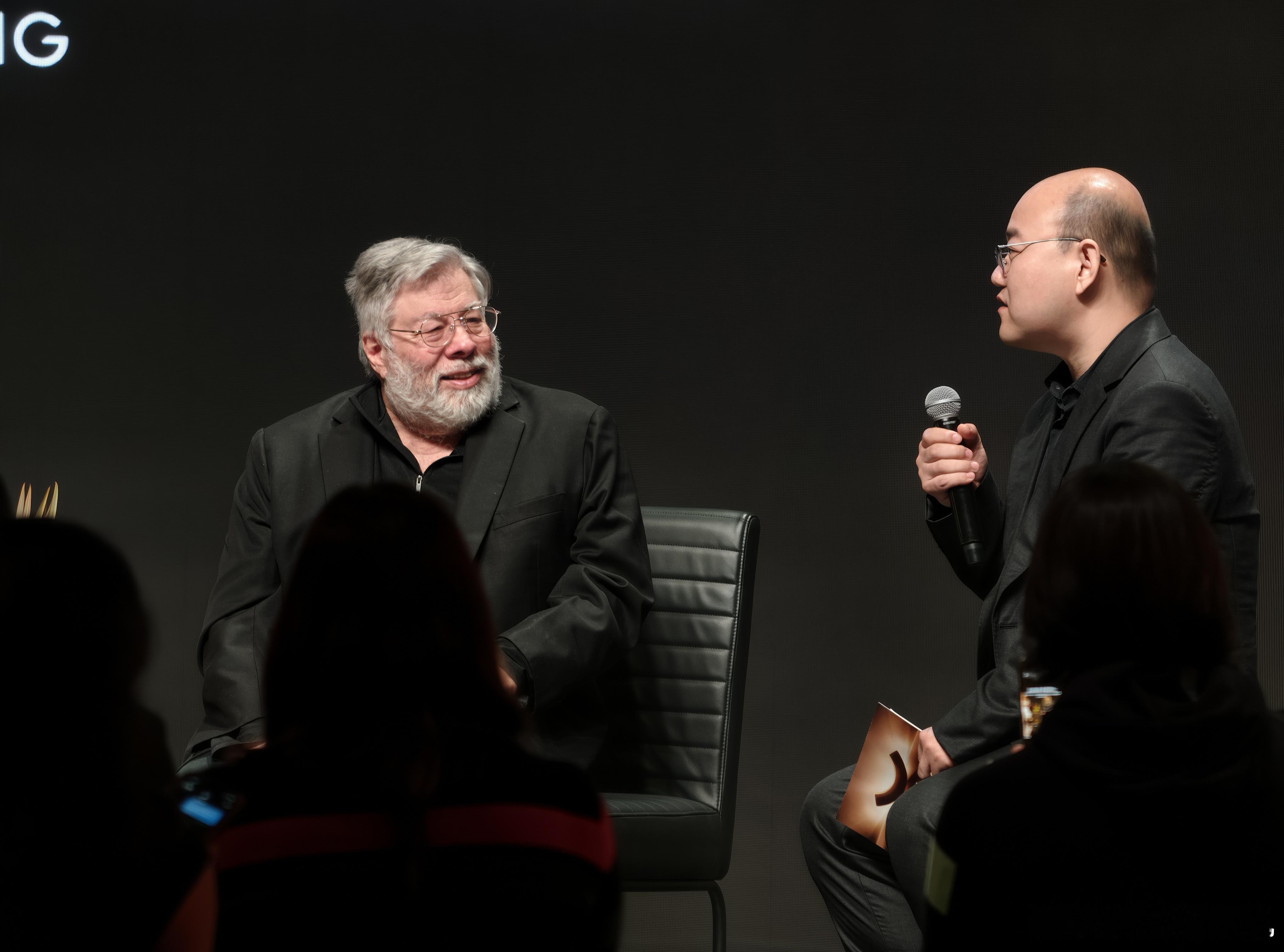 追觅今天的手机发布会现场请来了苹果联合创始人斯蒂夫·沃兹尼亚克，和乔布斯一起创办