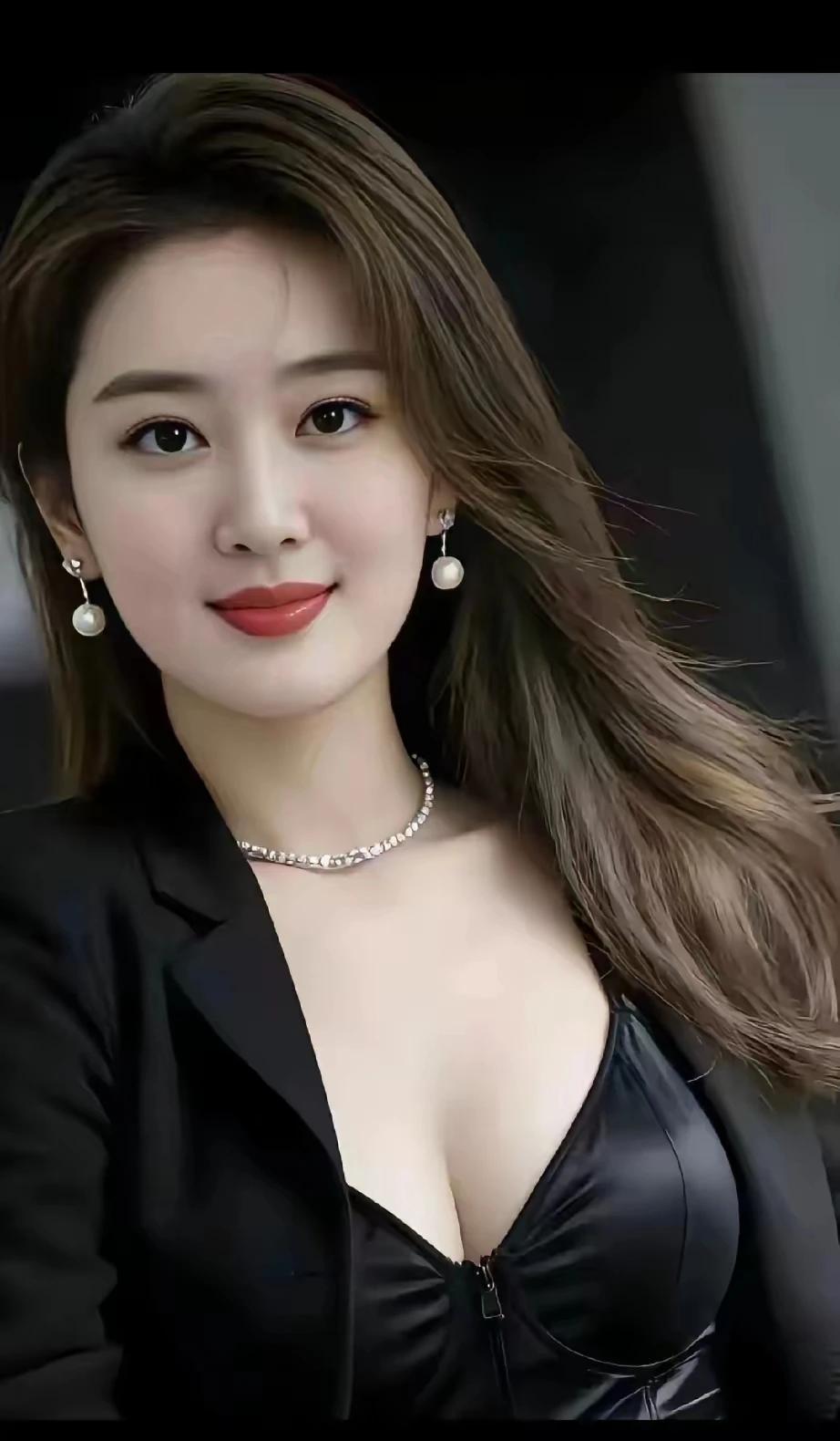 牌友只会催你赌，
酒友只会劝你喝。
跟着苍蝇找厕所，
跟着闺蜜啥都说。