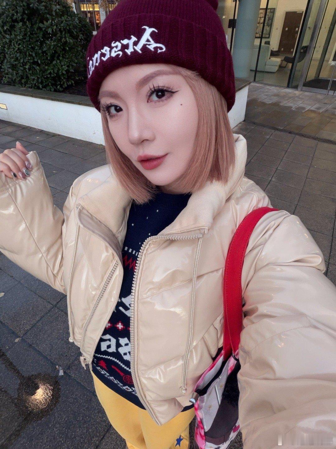 现在的伦敦4点天黑穿着我厂的圣诞毛衣去圣诞市集转转 