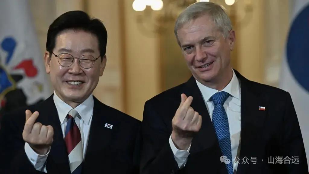 这个手势是什么意思

韩国总统访问智利

两国总统合影

这个手势是韩国经典「手
