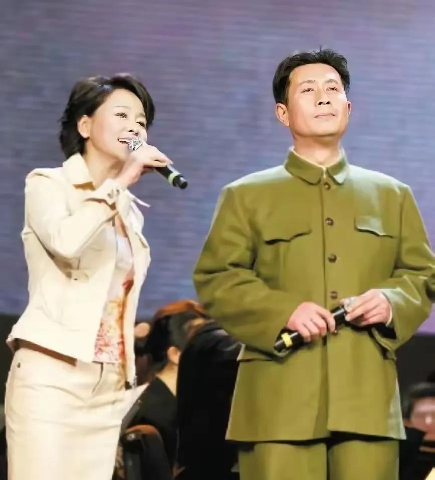 他们是44年前最火的电影明星，比刘晓庆和陈冲的名气都大。他们参与主演的《庐山恋》