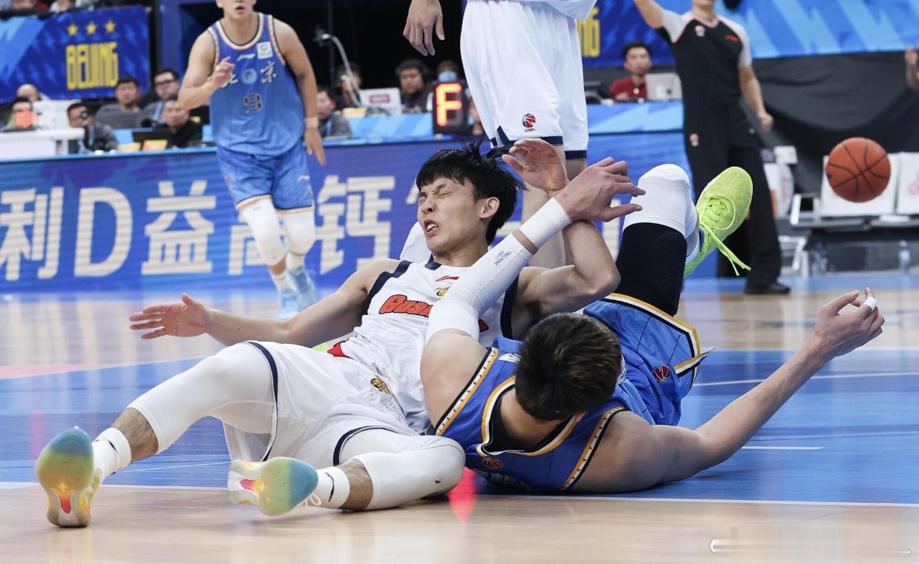 徐杰骨头韧带没事 1月1日，广东队核心后卫徐杰在与首钢的元旦大战中受伤。当时，徐