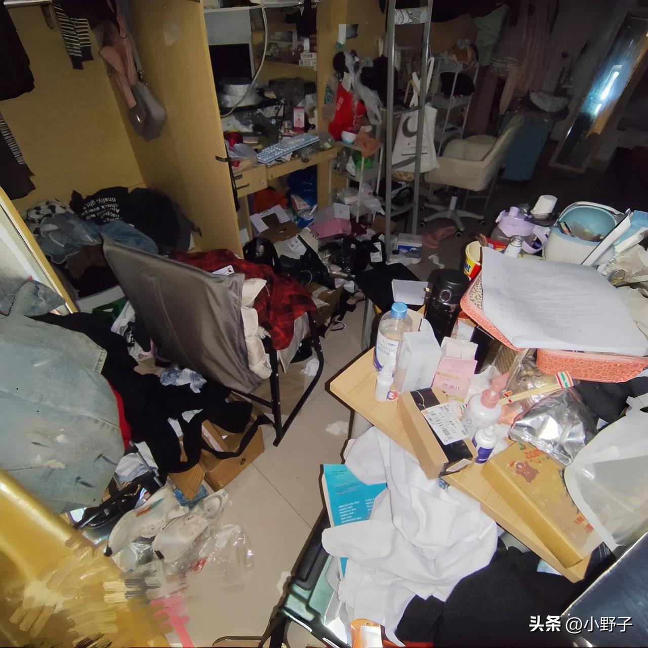 大学女生宿舍这么乱的吗？根本没地方落脚