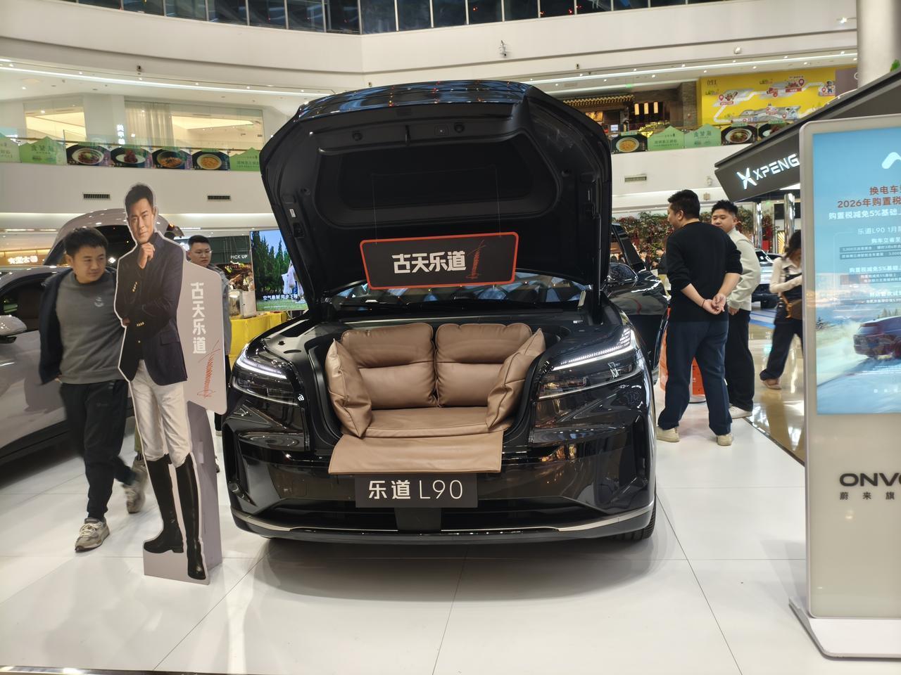 古天乐道，这款车古天乐代言，不但名字霸气，设计也别出心裁，前盖子下面有两个座椅，