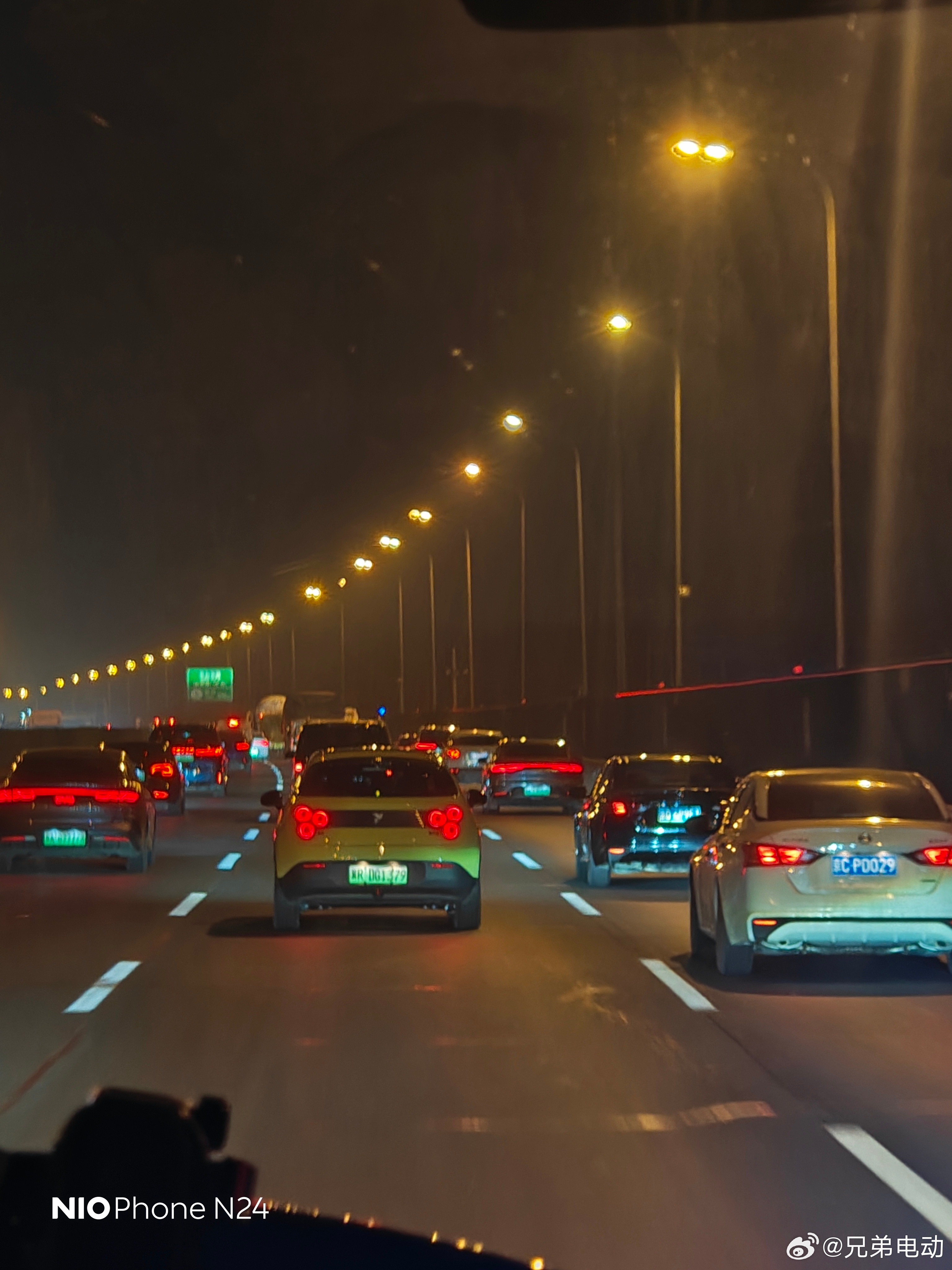 这会人在北京五环，天已经黑了，气温有点冷。路上看到一台萤火虫，远处6只灯特别好认