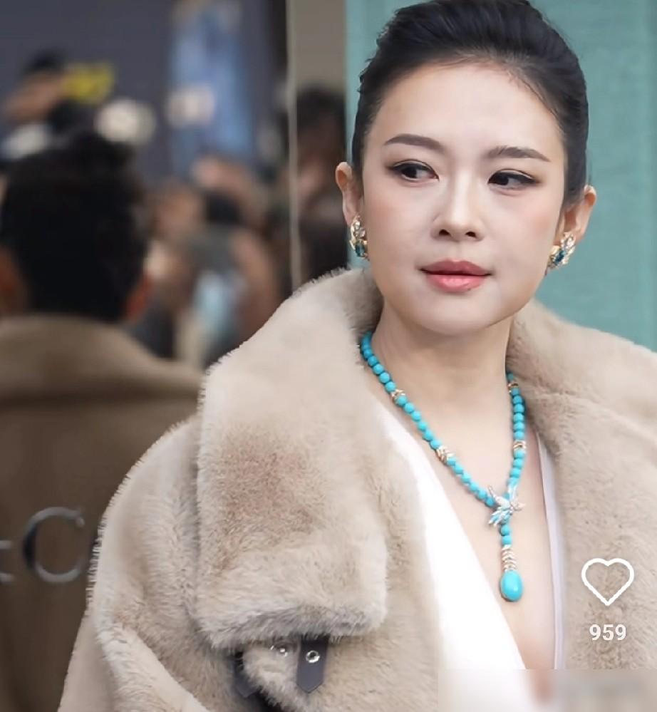 都说章子怡脸垮了，没底气了，我扒了她最新的几张底牌，结果脊背发凉。
 
你以为她