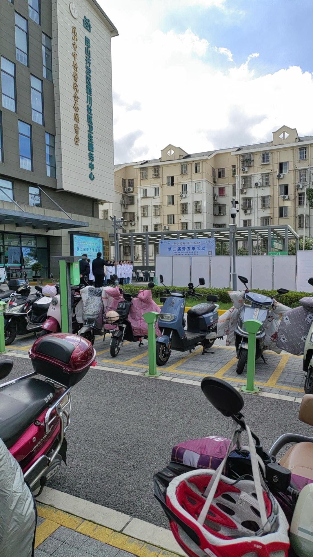 昨天早上
骑电动车送小家伙上学
随后慌慌忙忙赶去医院
看着电动车电量不足
心里直