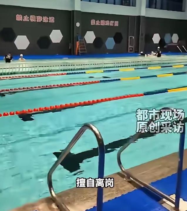 江苏某学校，61岁返聘王老师下课去校内游泳馆游泳，浅水区滑倒溺水，3分40秒没人