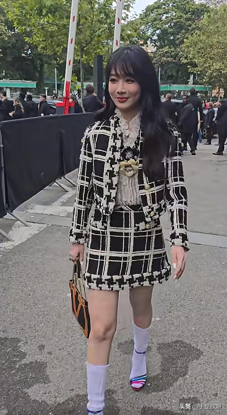 紫妹的这身穿搭好时尚潮流，显得人好高啊，整体效果太美了，尽显青春气息！[比心][