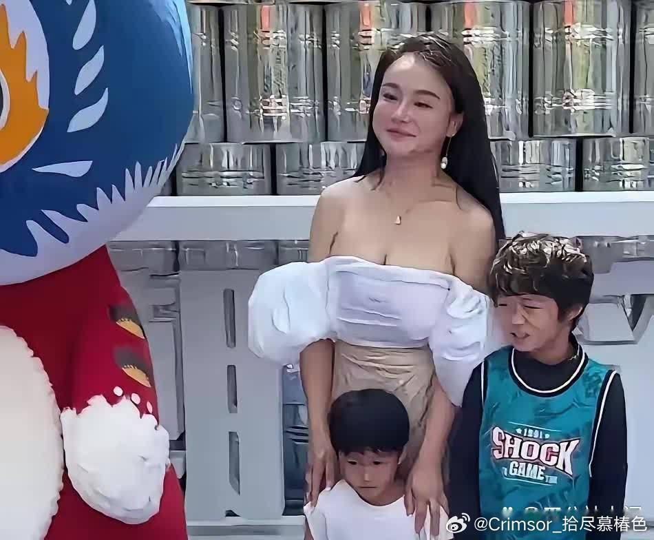 去儿子的学校活动，穿成这样，这正常吗？ 