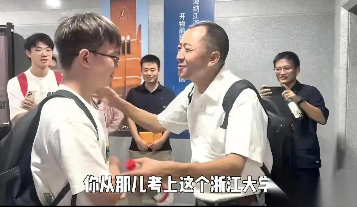 浙大演讲后这一抱看哭了

这个巴东男孩为何泪崩？

当向东升在浙大怯生生抱住陈行