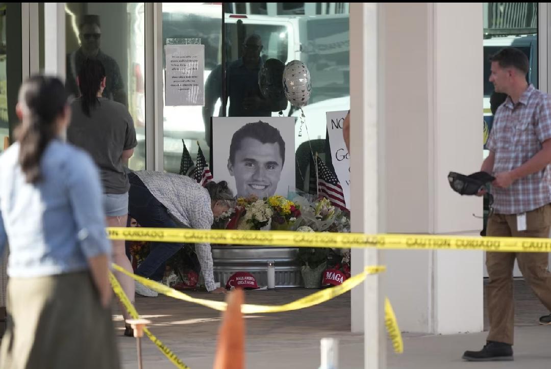 查理·柯克被当众行刑式枪决是对美国总统的严重警告！
 
当地时间9月10日，查理