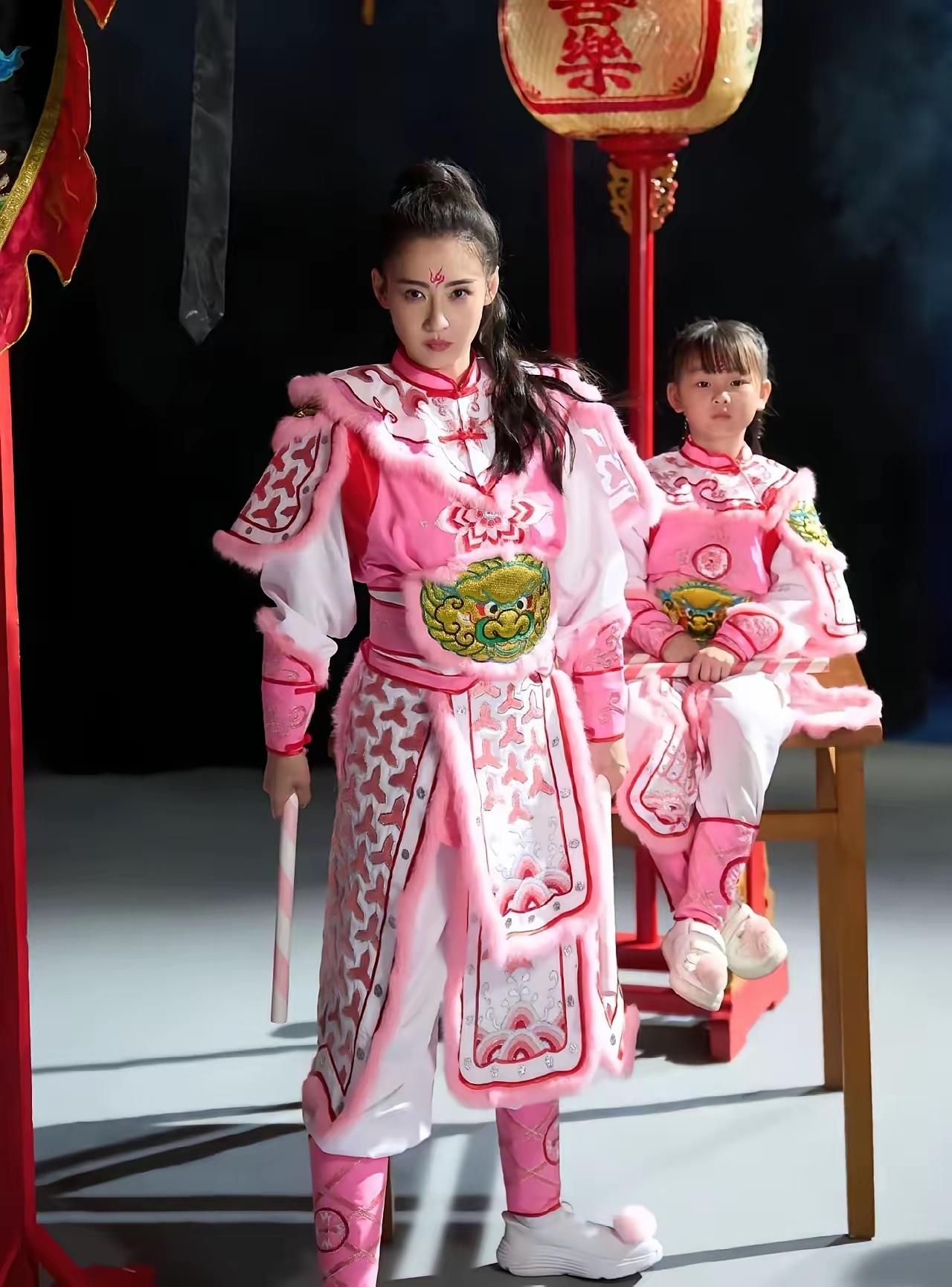 张柏芝这波潮汕英歌舞造型，直接把“老天爷赏饭吃”六个字焊在脸上！45岁高马尾配粉