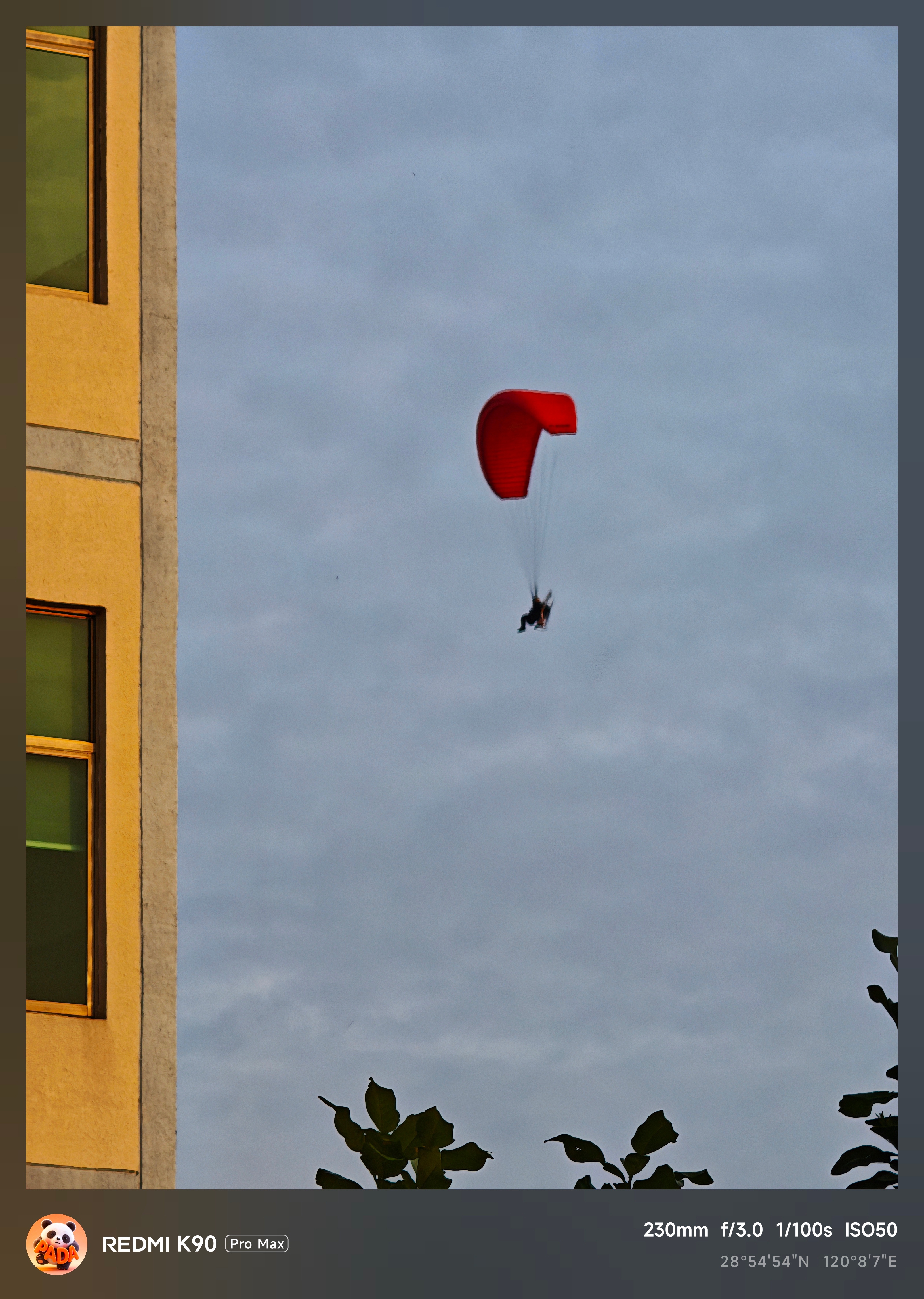 回到家就感冒了养几天又要去上海参加AWE了看到村子里上面有人在…滑翔伞？太刺激了