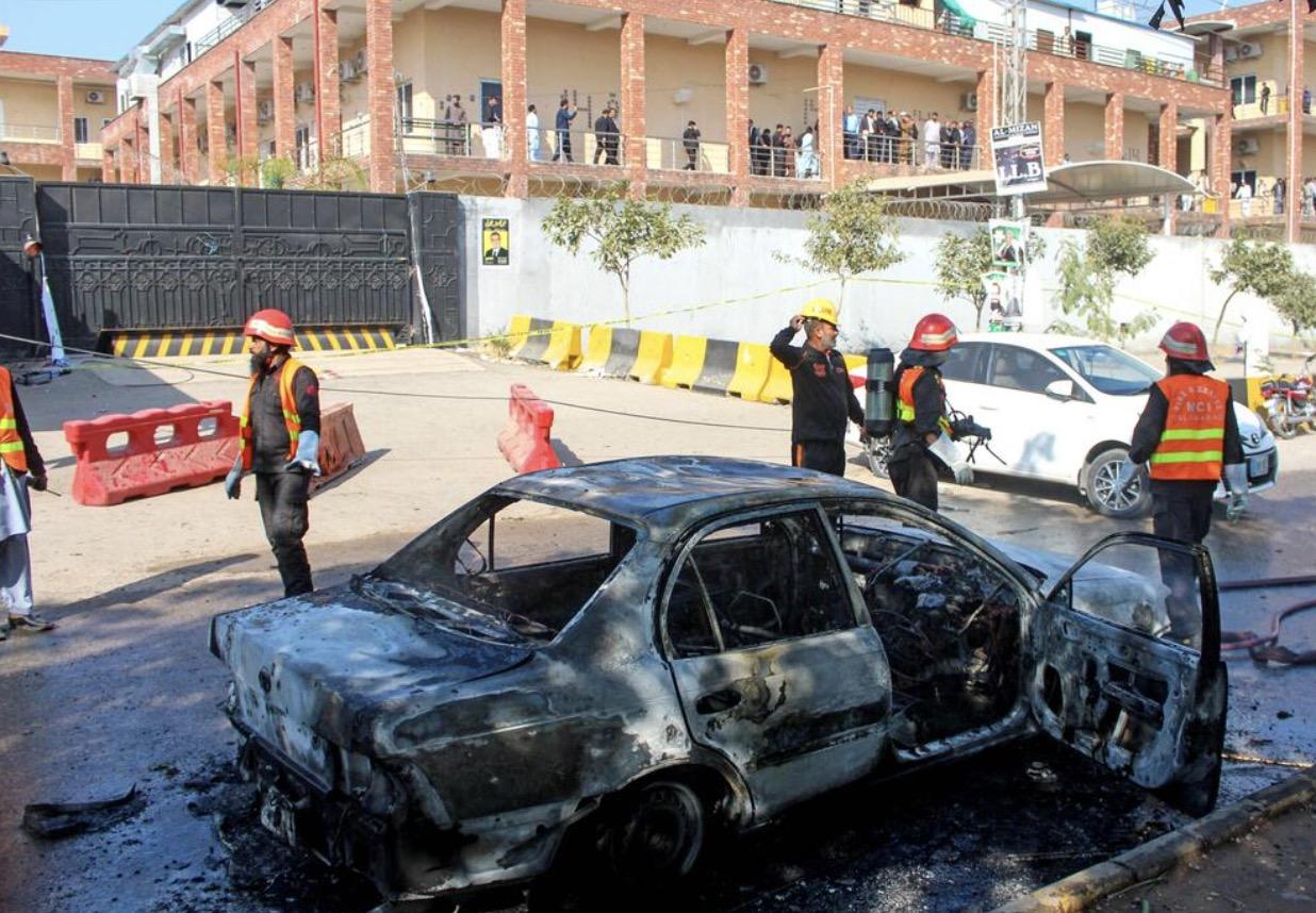 印度德里地标红堡附近周一傍晚突发汽车爆炸，火焰吞噬街道，致13死20伤。目击者回